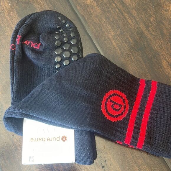Brand New ⚡️ Pure Barre Kai Crew Socks Black/Red Circle P - Picture 3 of 3